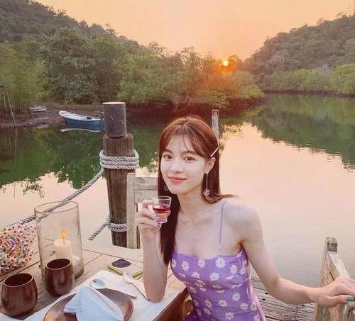 娱乐吃瓜姐钟楚曦,娱乐圈的“全能女神”，美貌与才华并存