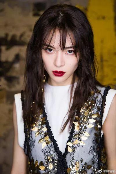 娱乐吃瓜姐钟楚曦,娱乐圈的“全能女神”，美貌与才华并存
