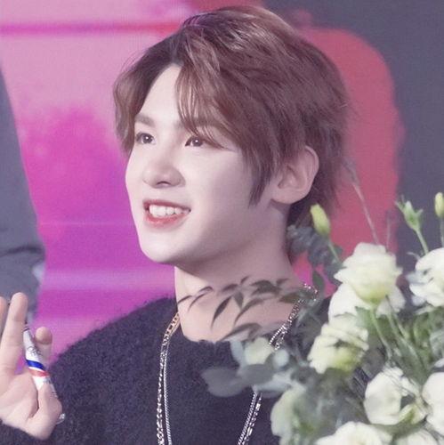 吃瓜娱乐黄明昊视频,揭秘娱乐圈幕后趣事