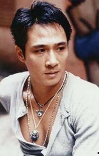 吴镇宇娱乐圈吃瓜事件,从演技争议到综艺笑料，老戏骨的转型之路