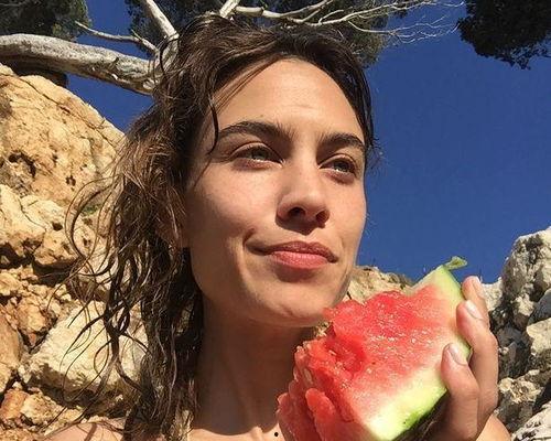 娱乐吃瓜在国外叫什么,国际版“八卦”文化解析