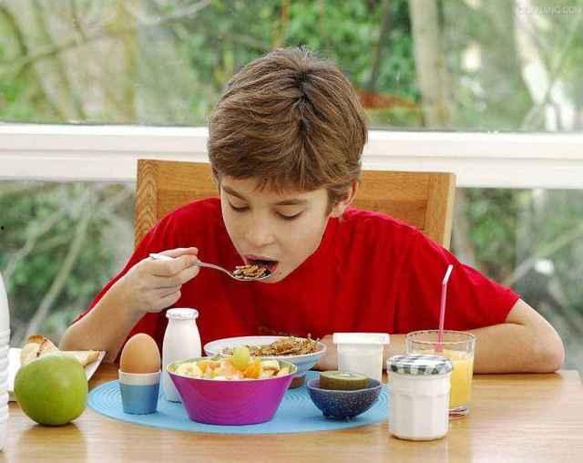 娱乐吃瓜酱喊着要吃饭,揭秘明星们的“饭局”生活