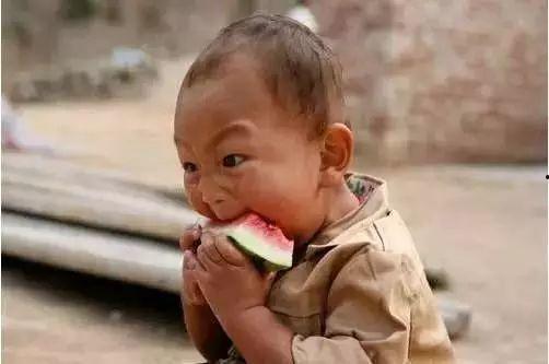 娱乐吃瓜孩子是谁啊,他是谁？背后的故事与影响力